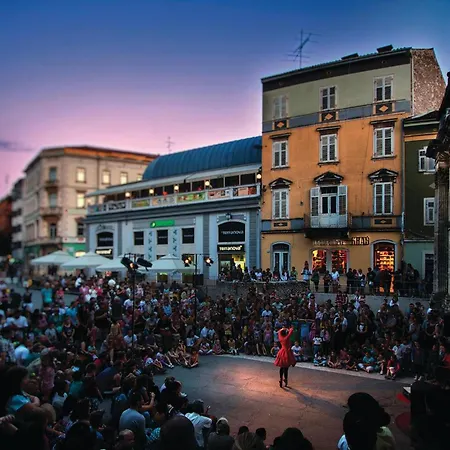 3 Bedroom In * Пула