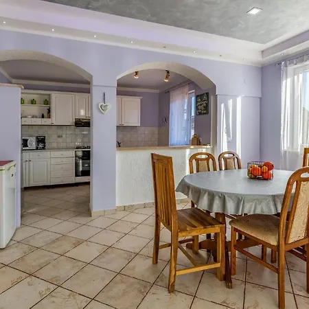3 Bedroom In Apartman Pula