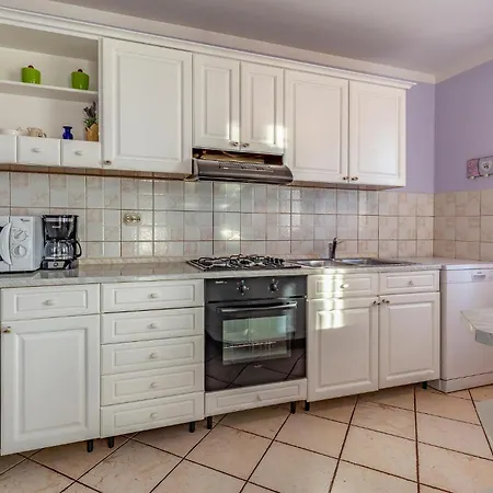 3 Bedroom In Пула