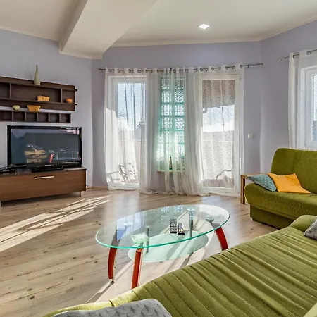 3 Bedroom Pet Friendly In *